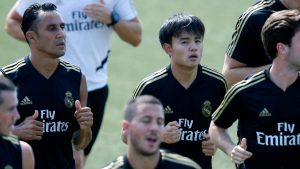 Andreas Iniesta Salut Dengan Pemain Muda Real Madrid